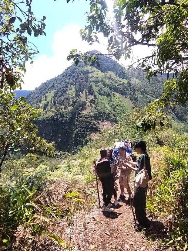 Grupo de huéspedes en el sendero de montaña de Alma Rural