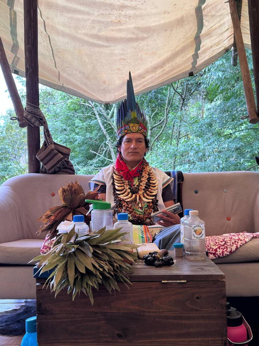 Guía espiritual con tocado ceremonial en Alma Rural