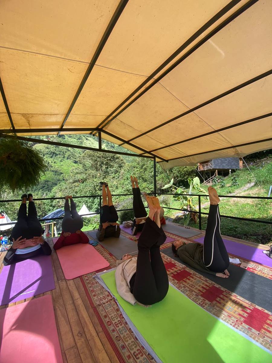 Clase de yoga al aire libre en Alma Rural