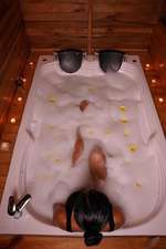 Jacuzzi de Refugio del Viento iluminado con velas en la noche