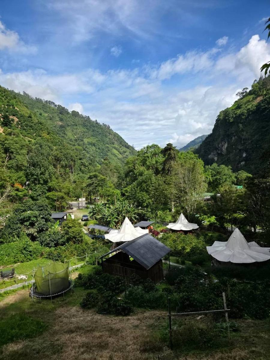 Vista del valle de Alma Rural con las carpas tipi y la montaña