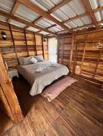 Cama doble de Vuelo de Colibrí con toallas dobladas